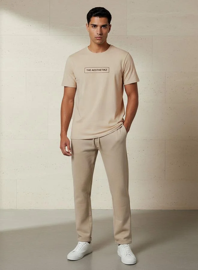 ايكونيك تيشيرت رجالي عصري بقصة ضيقة وياقة دائرية وأكمام قصيرة وطبعة